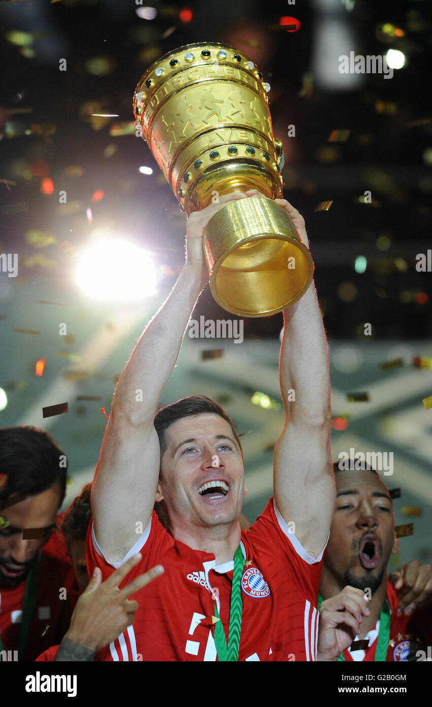 Il tedesco per la finale di coppa, Robert Lewandowski dal vincitore Bayern Monaco celebra con la coppa. Foto Stock