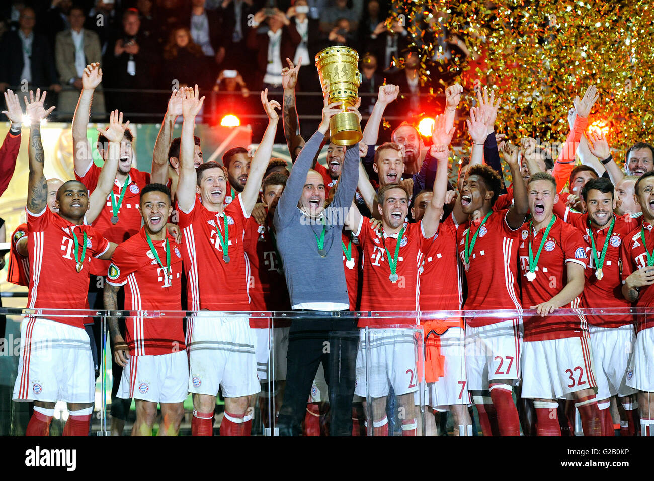 Il tedesco per la finale di coppa, allenatore spagnolo Josep Pep Guardiola dal vincitore Bayern Monaco di Baviera e il suo team festeggia con la coppa. Foto Stock