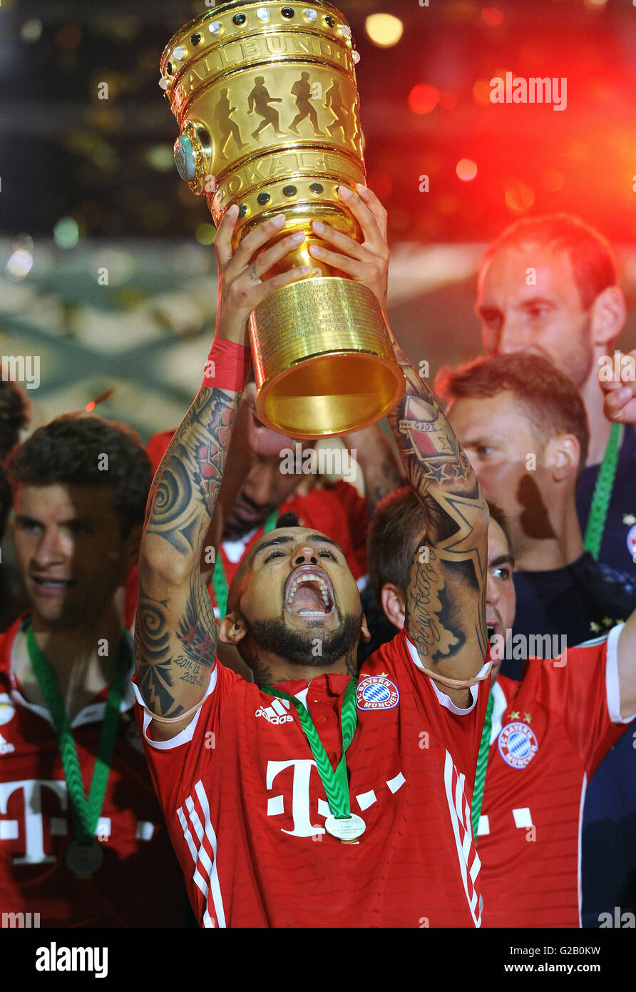 Il tedesco per la finale di coppa, Arturo Vidal dal vincitore Bayern Monaco celebra con la coppa. Foto Stock