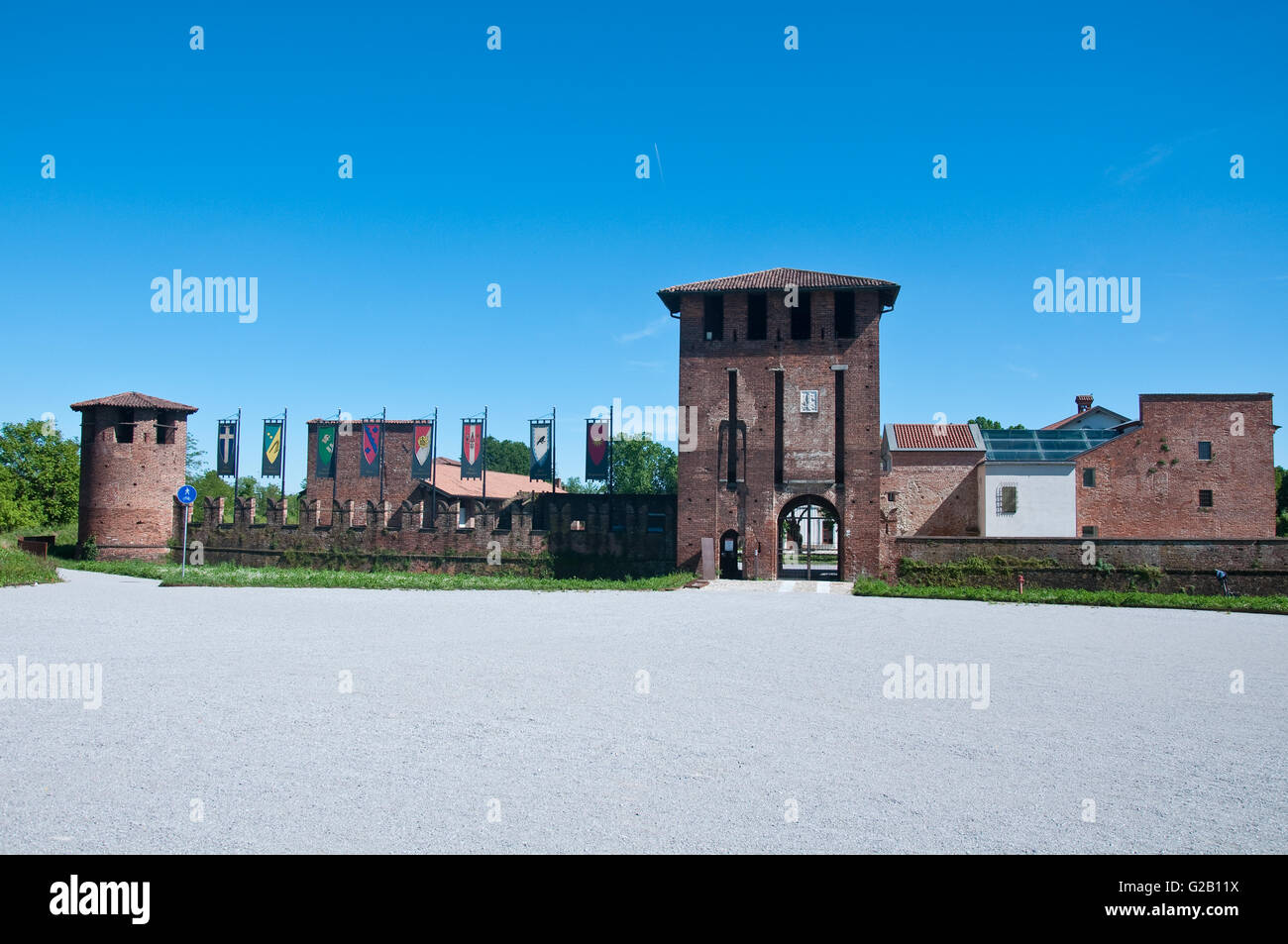 Castello di Legnano, una piccola città appena fuori Milano, decorate in palio con le bandiere degli otto distretti, Italia Foto Stock
