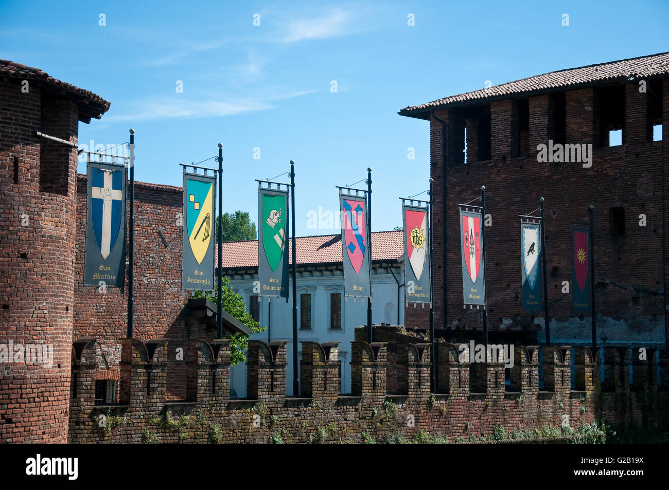 Castello di Legnano, una piccola città appena fuori Milano, decorate in palio con le bandiere degli otto distretti, Italia Foto Stock