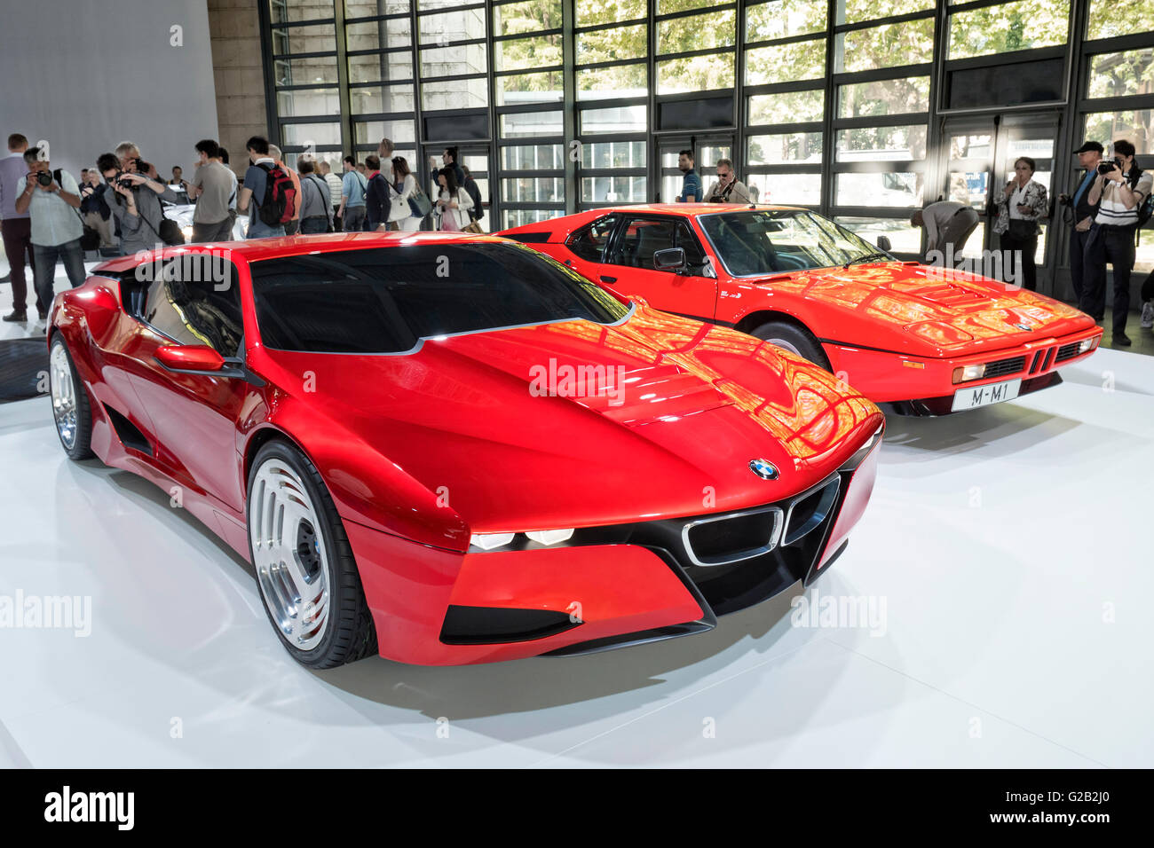 BMW M1 ricreazione displaywith su un originale M1 a Villa Erbe concours Como Italia. Foto Stock