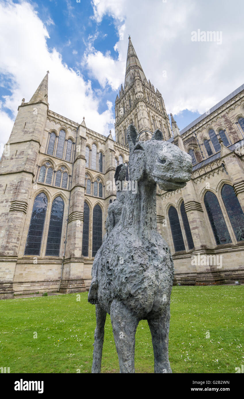Sophie Ryder esposizione di scultura nella motivazione della Cattedrale di Salisbury, Wiltshire, Regno Unito. Foto Stock
