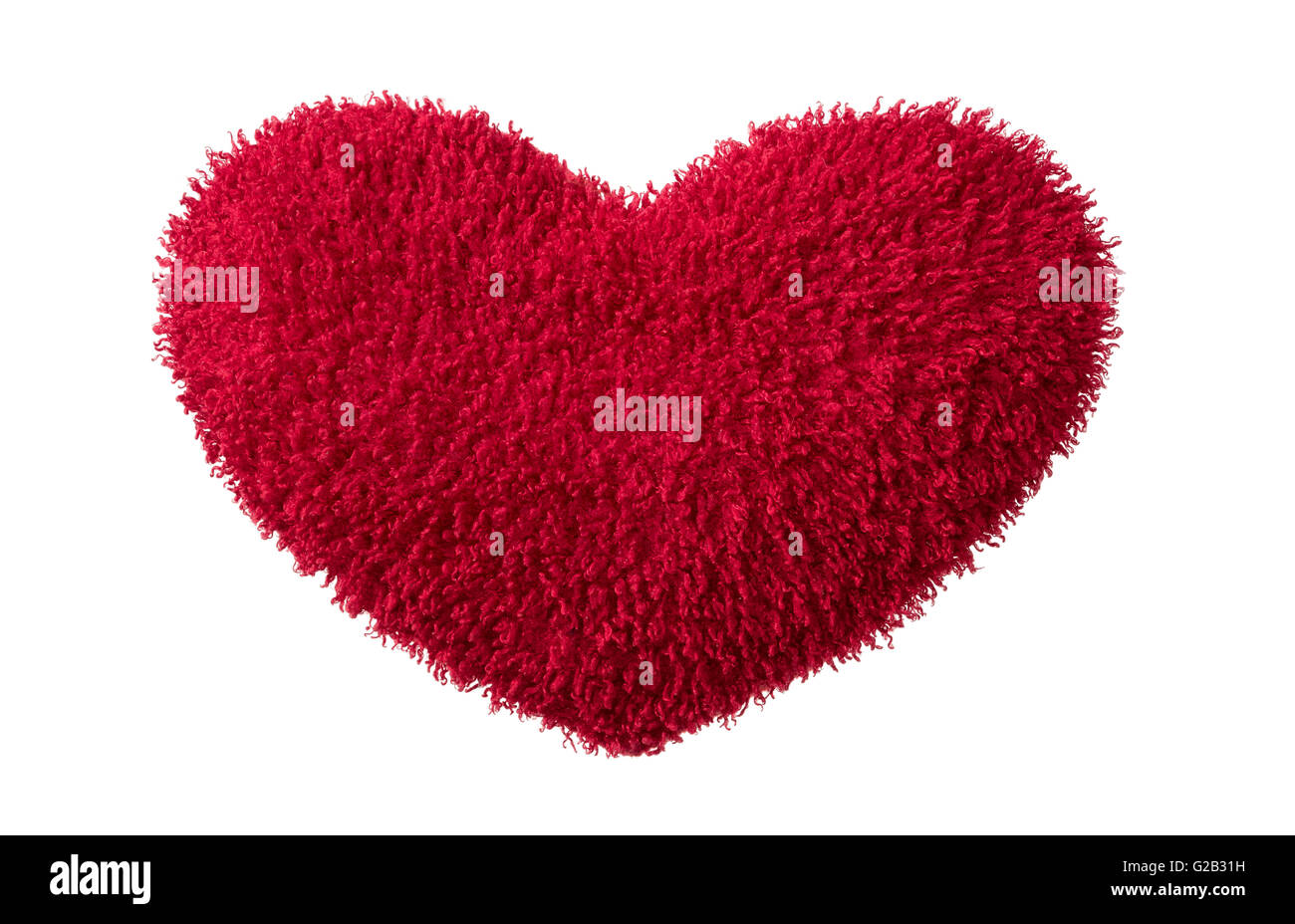 Un isolato rosso cuore di peluche su sfondo bianco Foto Stock