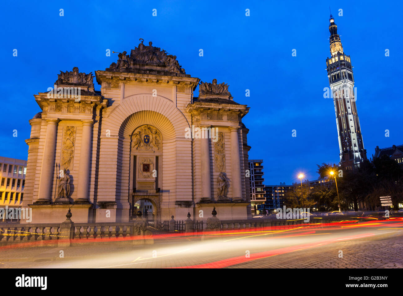 Porta di Parigi con campanile del municipio in background a Lille in Francia in serata Foto Stock