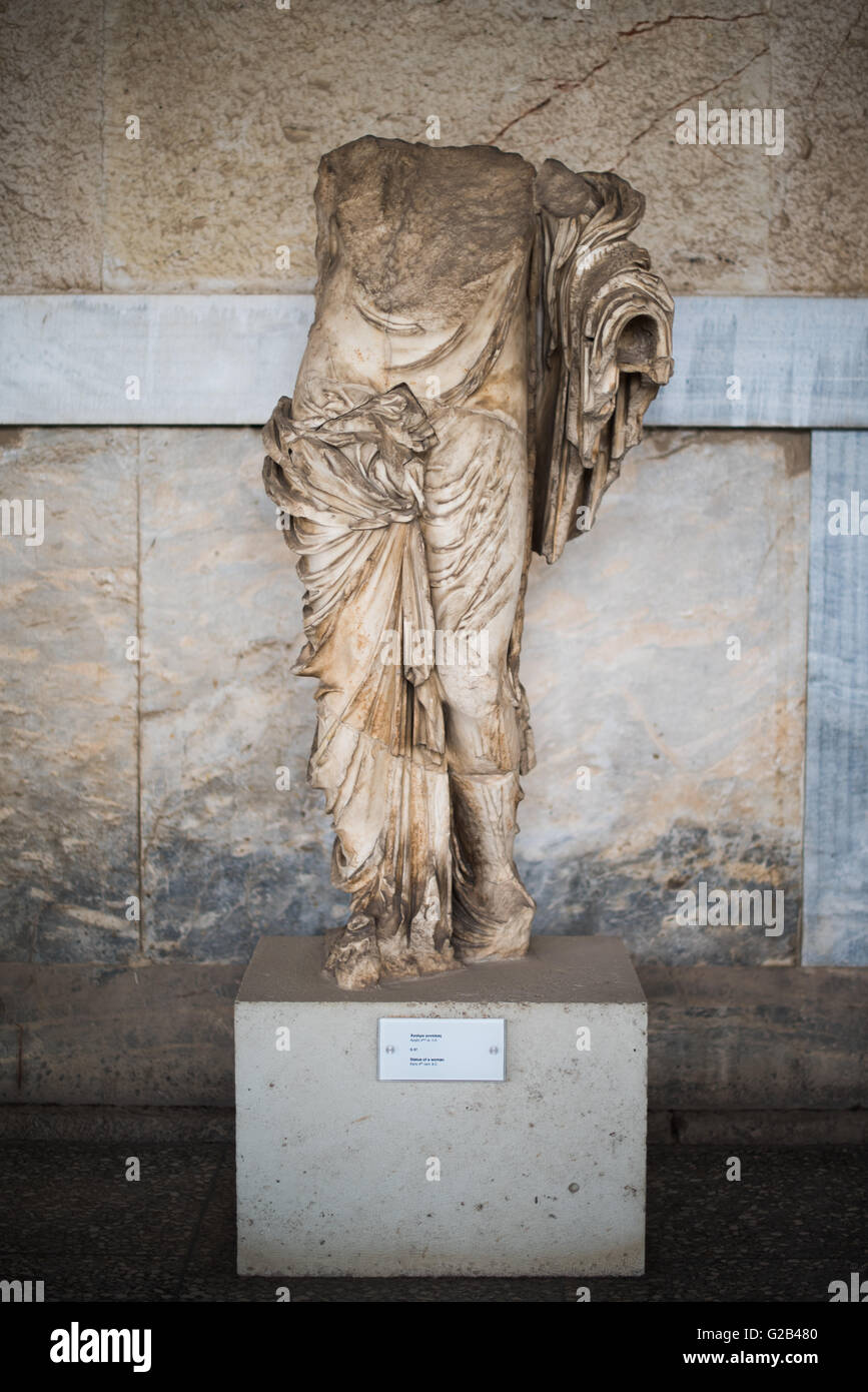 ATENE, Grecia - Statua di una donna. Inizio IV secolo a.C. La Stoa di Attalos è una ricreazione degli anni '50 di un lungo padiglione che è stato originariamente costruito intorno al 150 a.C. Faceva parte dell'antica Agora (mercato). Oggi ospita il Museo dell'antica Agorà, che comprende oggetti in argilla, bronzo e vetro, sculture, monete e iscrizioni dal VII al V secolo a.C., oltre a ceramiche di epoca bizantina e alla conquista turca. Foto Stock