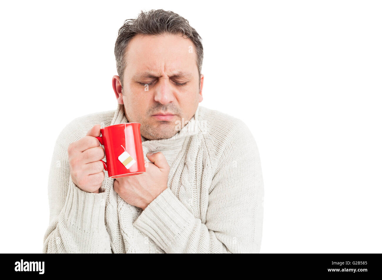 Uomo freddo tenendo la tazza di tè e brividi o il congelamento durante la sofferenza di influenza Foto Stock