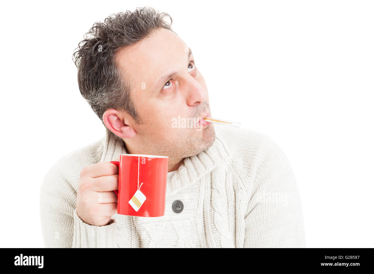 Uomo a freddo azienda mug e termometro in bocca come influenza o il concetto di influenza Foto Stock