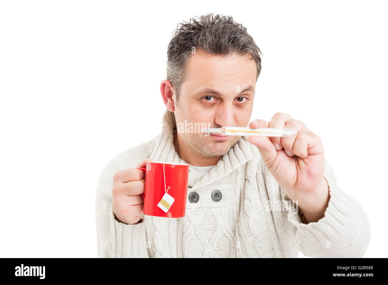 Uomo a freddo azienda mug e mostrando il termometro isolati su sfondo bianco Foto Stock