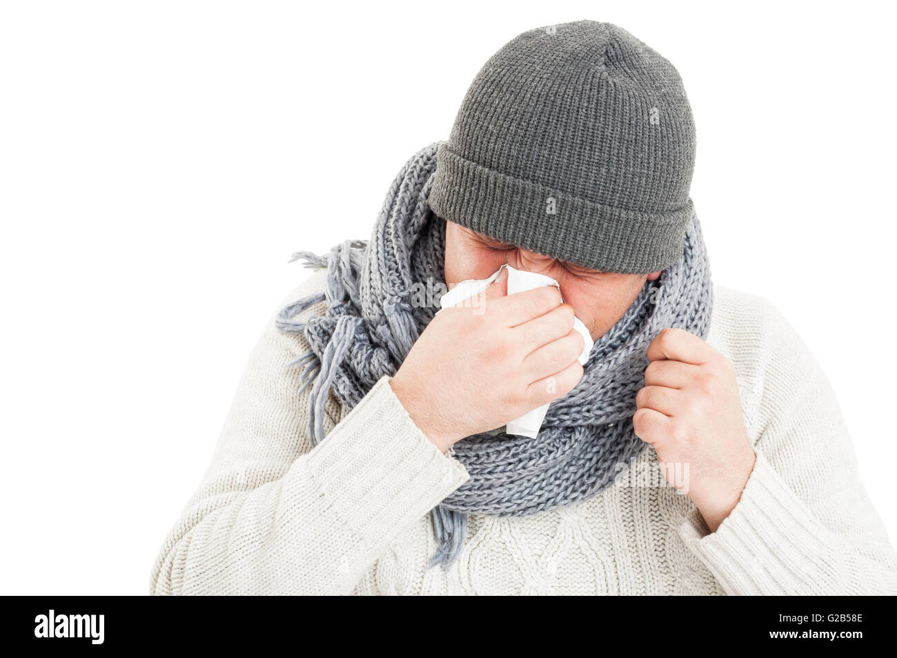 Uomo malato soffia il naso a causa di influenza isolato su sfondo bianco Foto Stock