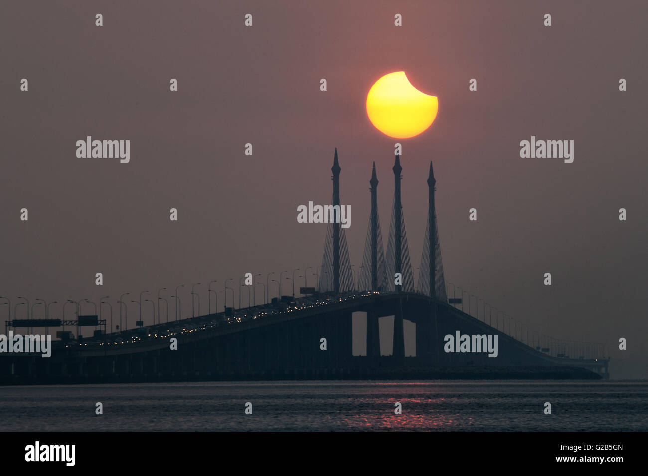 Eclissi solare in ponte Penang, Malaysia Foto Stock
