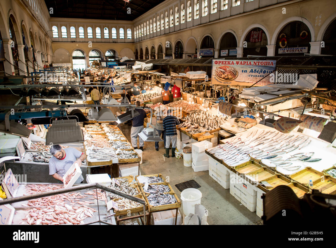 ATENE, Grecia — pesce fresco in vendita presso l'Agorà Dimotiki, nota anche come Agorà Varvakios, nel centro di Atene. Il mercato è il più grande mercato al dettaglio di cibo fresco della città, con file di bancarelle di pesce e frutti di mare al centro. Il Dimotiki Agora è una destinazione popolare sia per la gente del posto che per i turisti, offrendo uno sguardo alla cultura e al commercio tradizionali della cucina greca. Foto Stock