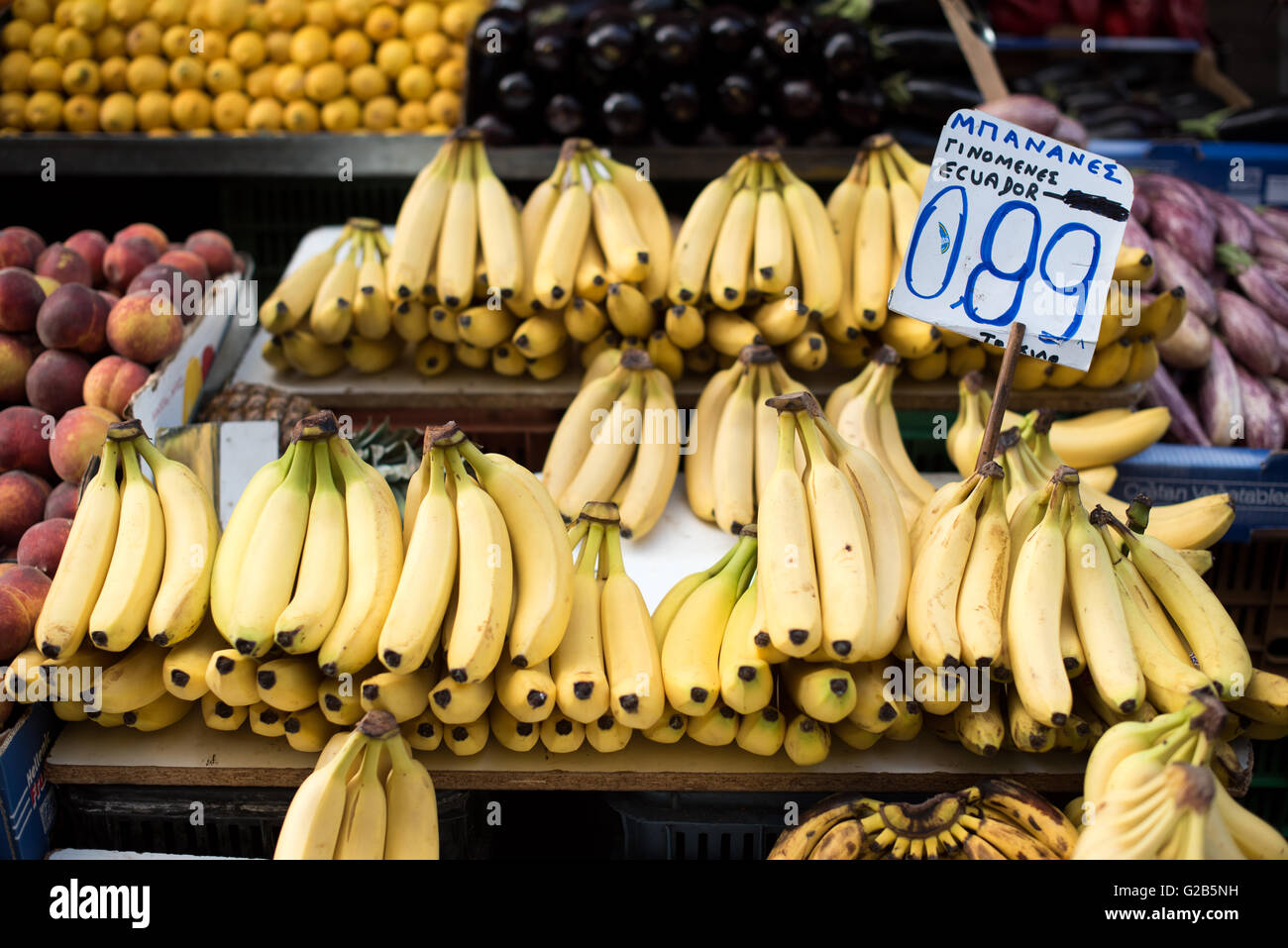 Dimotiki Agora mercato dei prodotti freschi Atene // ATENE, Grecia — prodotti freschi in vendita presso la Dimotiki Agora, conosciuta anche come Varvakios Agora, nel centro di Atene. Il mercato è il più grande mercato al dettaglio di cibo fresco della città, caratterizzato da numerose bancarelle che offrono una variegata gamma di frutta e verdura locali. L'Agorà Dimotiki è una destinazione popolare per la gente del posto e i turisti, che mette in mostra l'abbondanza e la varietà di prodotti greci. Foto Stock