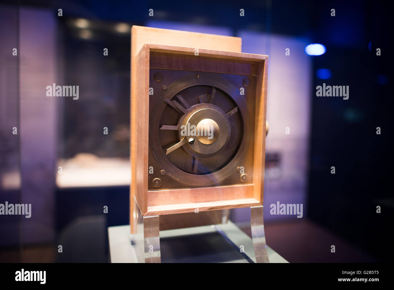Antikythera Mechanism Reconstruction Model Athens Greece // ATHENS, Greece — Un modello di ricostruzione del 2009 del meccanismo Antikythera realizzato da Michael Wright. L'originale dispositivo greco antico, scoperto in un naufragio al largo dell'isola di Antikythera nel 1900, è considerato la più antica calcolatrice astronomica conosciuta al mondo. La ricostruzione dimostra i complessi sistemi di ingranaggi e meccanici che gli antichi ingegneri greci svilupparono per tracciare i movimenti celesti e calcolare gli eventi astronomici. Foto Stock