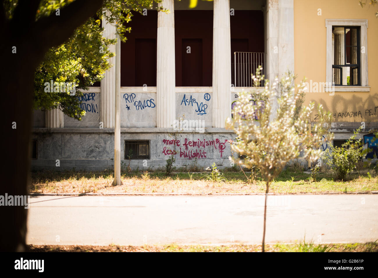 Dal momento che la crisi finanziaria ha colpito la Grecia vi è stata una esplosione di graffiti per le strade di Atene, la capitale della nazione. Questo è un esempio di alcuni dei colorati e spesso molto creative arte di strada. Foto Stock