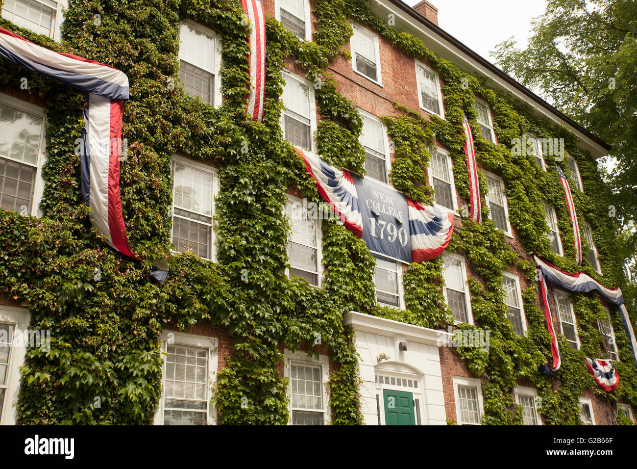 Williams College edificio decorato per la laurea. Costruito nel 1790, West College è il più antico edificio del campus. Foto Stock