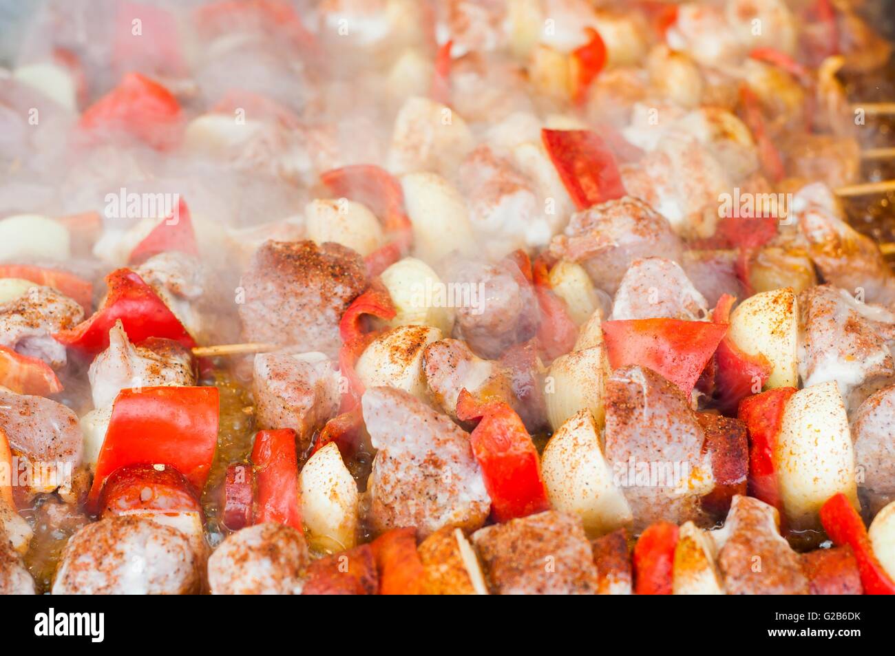 Barbecue shish kebab con carne, peperoni rossi, pomodori e cipolla Foto Stock