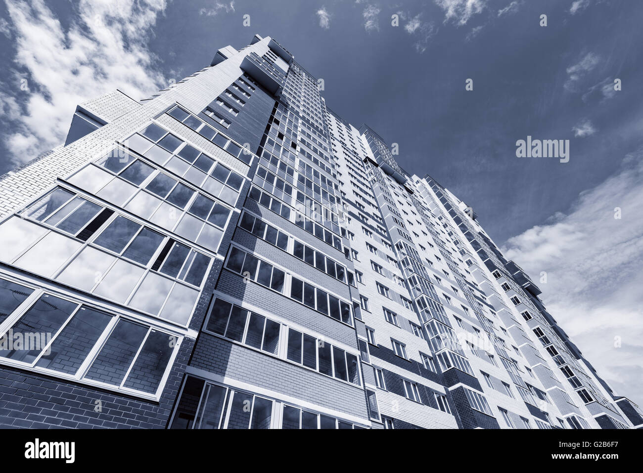 Esterno del nuovo edificio di appartamenti dopo la costruzione finale. Foto Stock