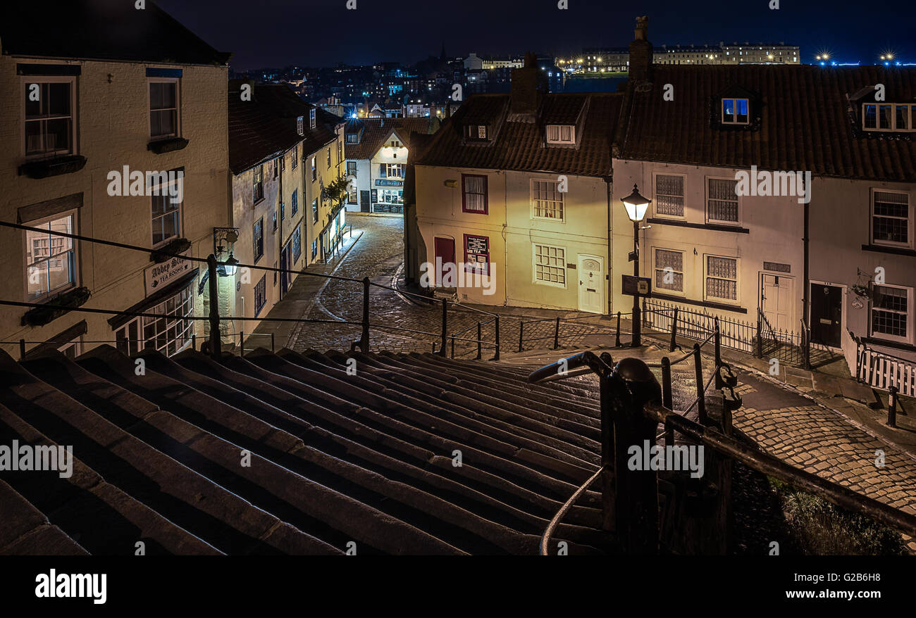 Notturna presso lo storico villaggio di pescatori di Whitby , famosa per i suoi collegamenti con i vampiri e il conte Dracula Foto Stock