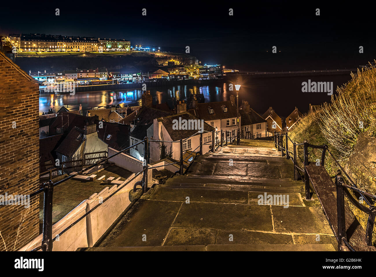 Notturna presso lo storico villaggio di pescatori di Whitby , famosa per i suoi collegamenti con i vampiri e il conte Dracula Foto Stock