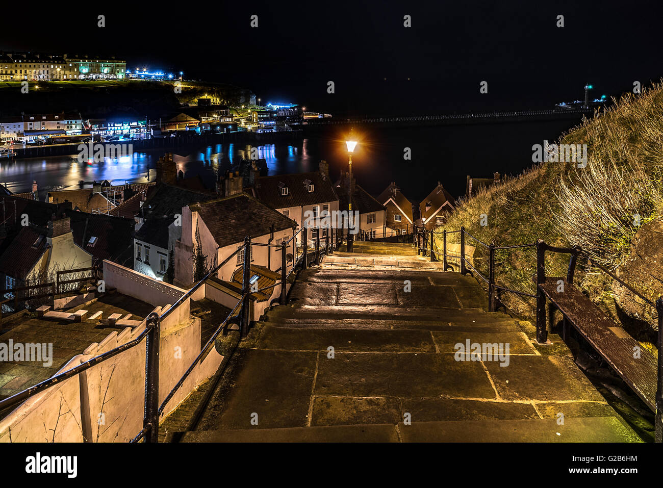 Notturna presso lo storico villaggio di pescatori di Whitby , famosa per i suoi collegamenti con i vampiri e il conte Dracula Foto Stock