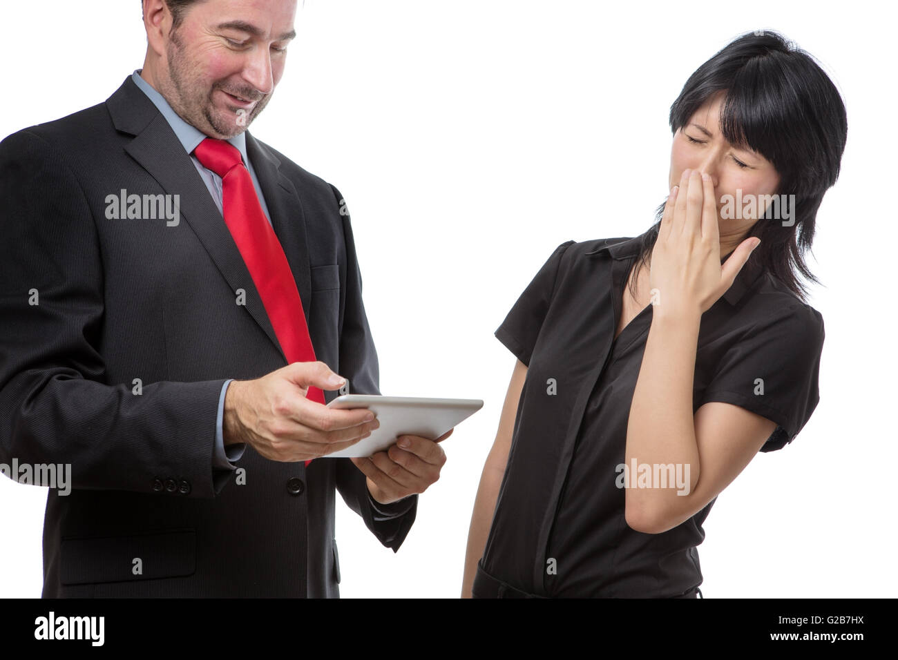 Studio shot che mostra co lavoratore in possesso di un dispositivo mobile con alito cattivo, isolato su bianco Foto Stock