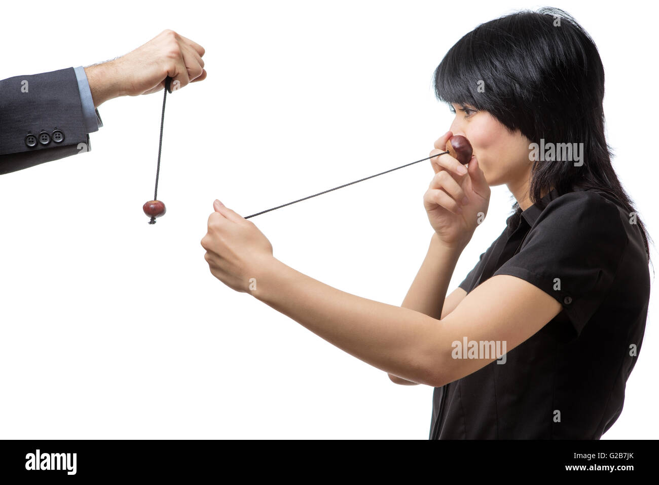 Studio shot di maschio e femmina business co-lavoratori avente un gioco di conkers, isolato su bianco. Foto Stock