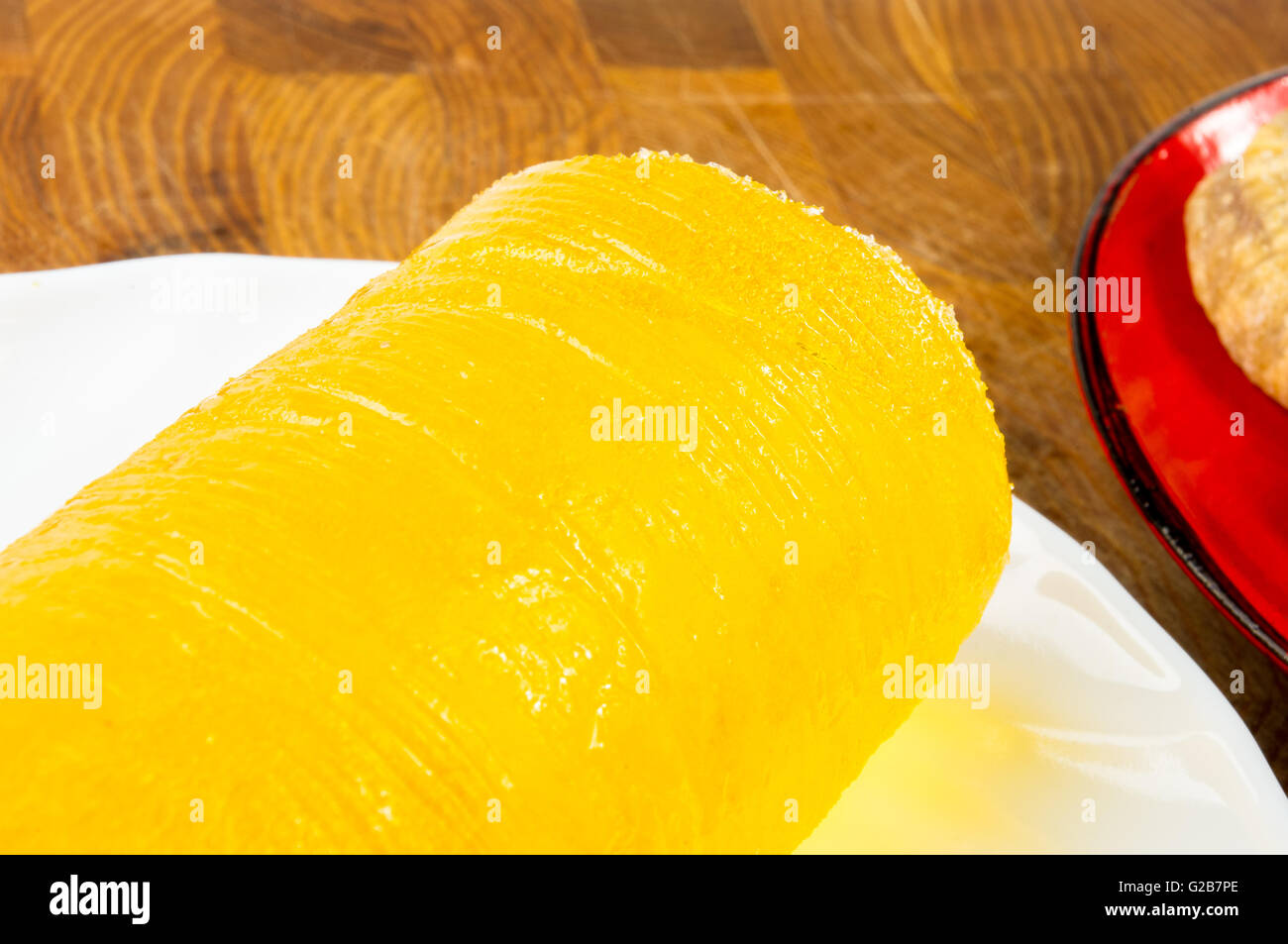 Dieta giallo marmellata su un piattino bianco e frutta secca Foto Stock
