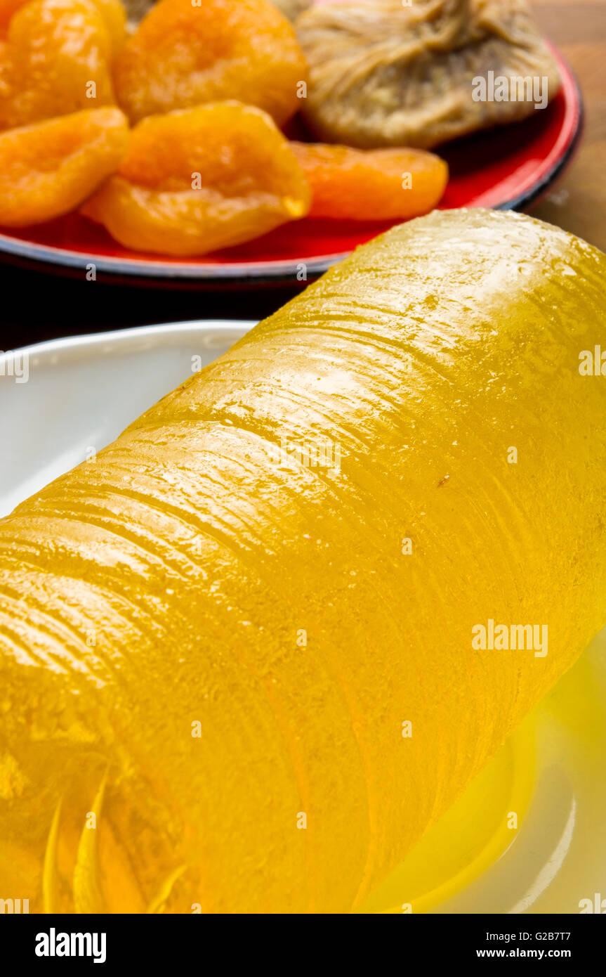 Dieta giallo marmellata su un piattino bianco e frutta secca Foto Stock