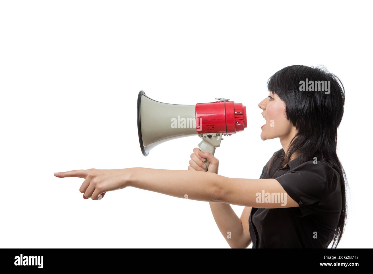 Vista laterale di un business donna utilizzando un megafono per essere ascoltato. Girato in studio su uno sfondo bianco. Foto Stock