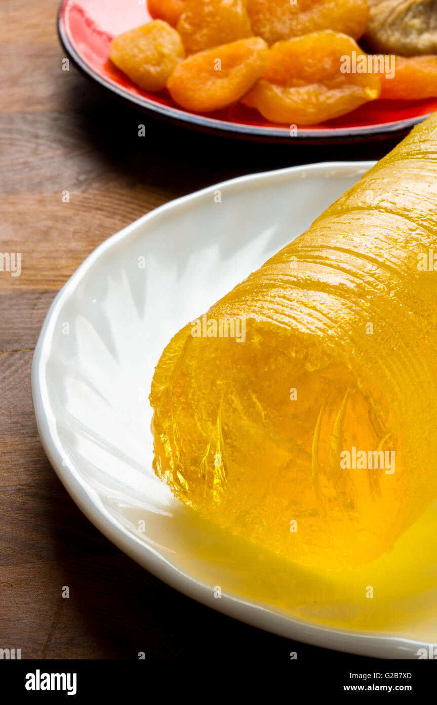 Dieta giallo marmellata su un piattino bianco e frutta secca Foto Stock