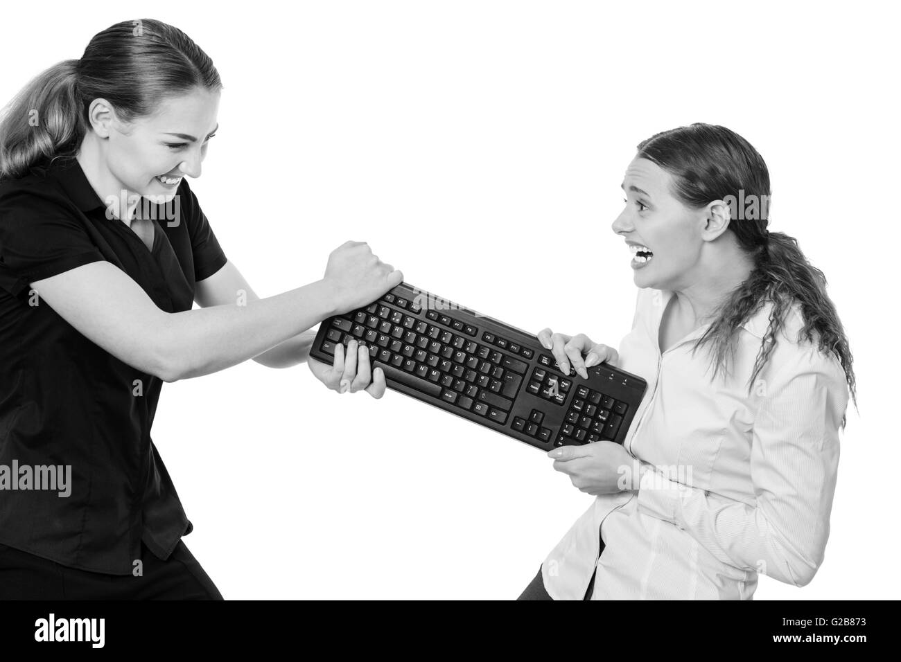 Studio shot di due modelli di business avente un disaccordo tirando su una tastiera. isolato su bianco Foto Stock