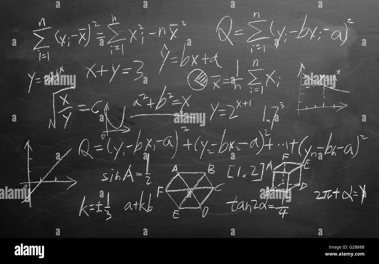Le formule matematiche scritto da gesso bianco sulla lavagna sfondo. Foto Stock