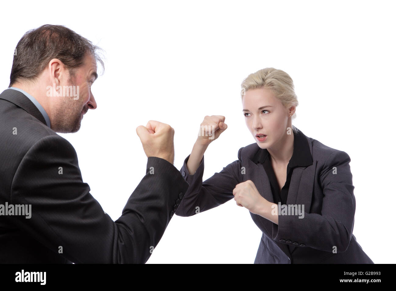 Studio shot di due collaboratori indossando abiti, combattendo in ufficio, isolata su uno sfondo bianco. Foto Stock