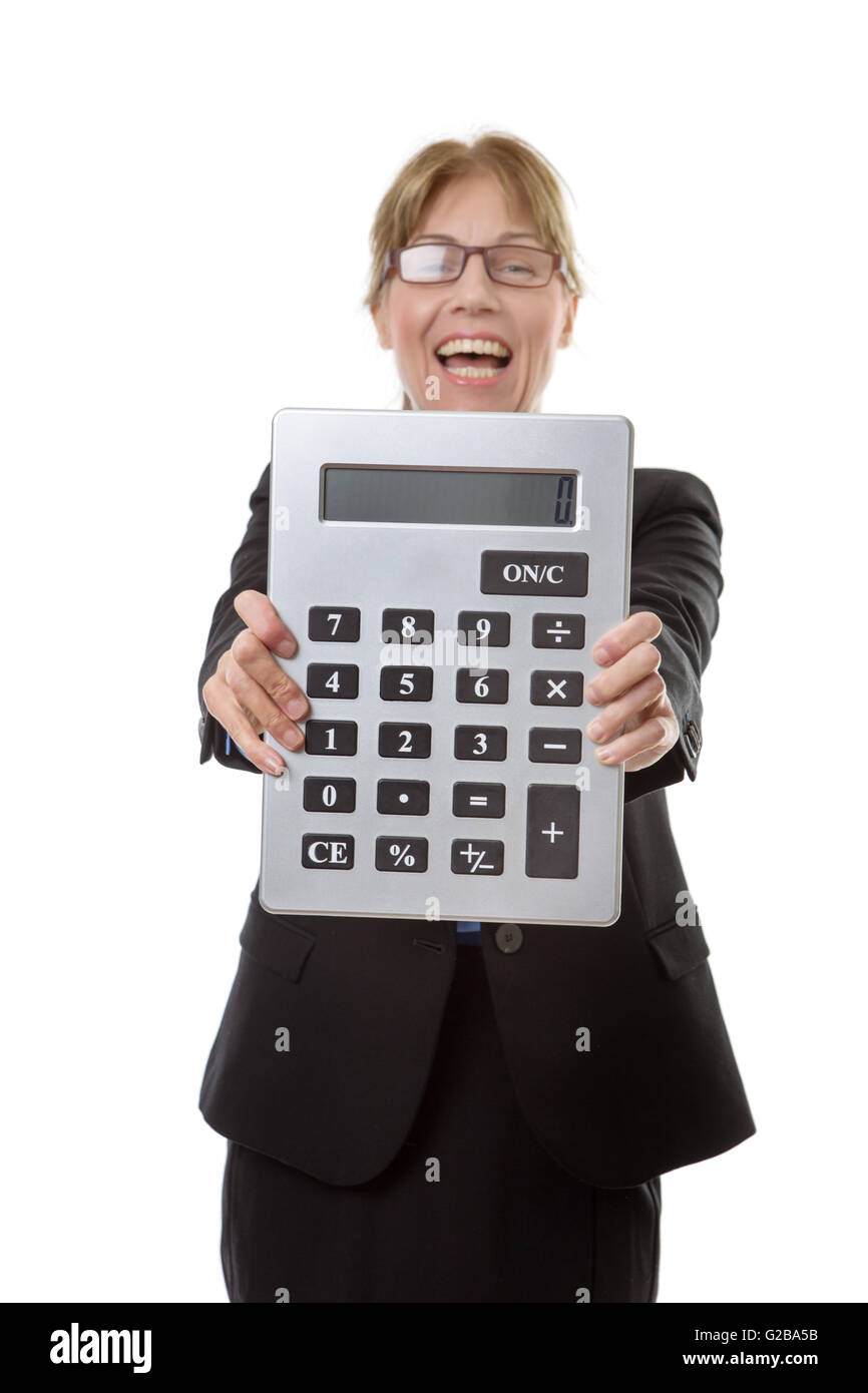 La donna in un business suit e una camicetta blu, tenendo una grande calcolatrice proprio di fronte a lei. Foto Stock