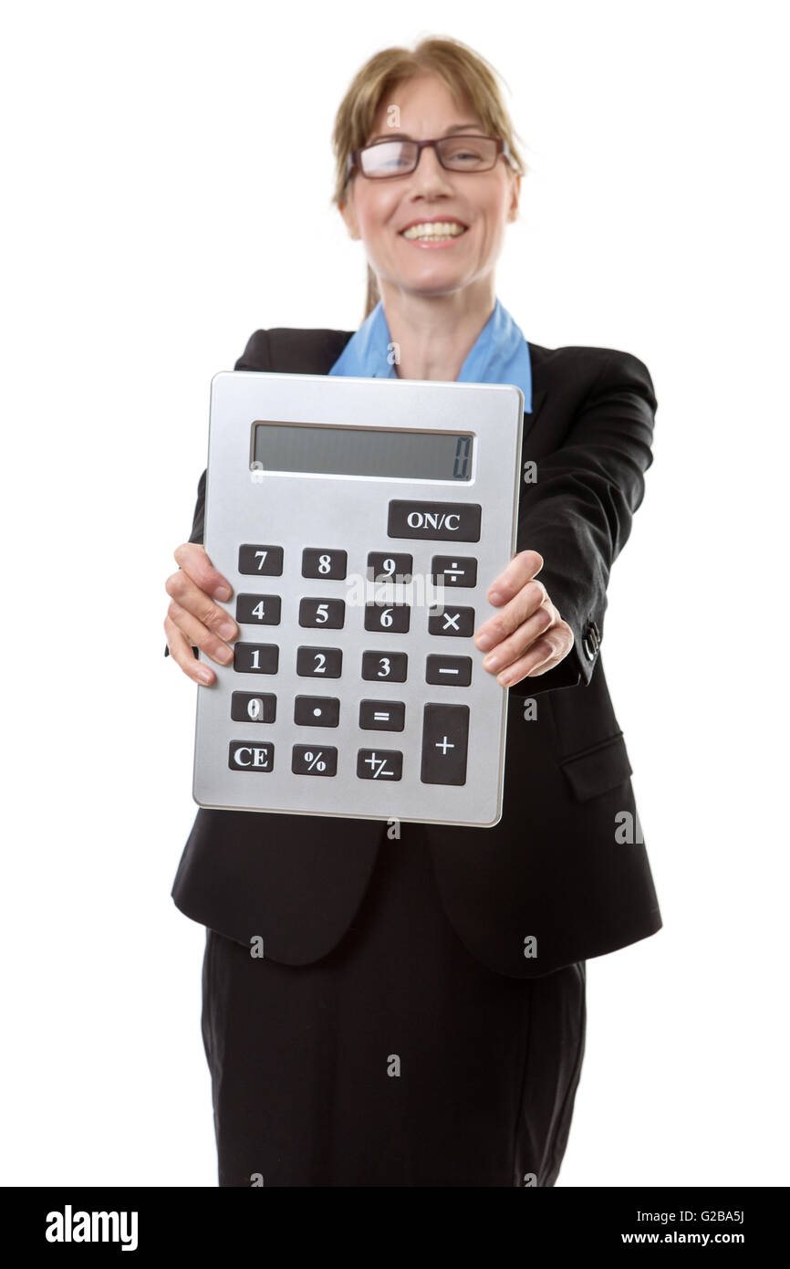 La donna in un business suit e una camicetta blu, tenendo una grande calcolatrice proprio di fronte a lei. Foto Stock
