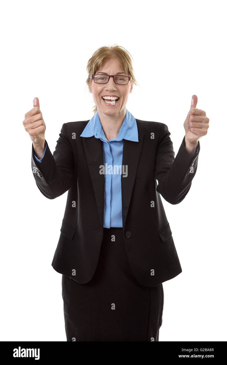 Happy business donna che indossa un vestito con una camicia blu, rendendo il pollice in alto gesto isolato su bianco Foto Stock