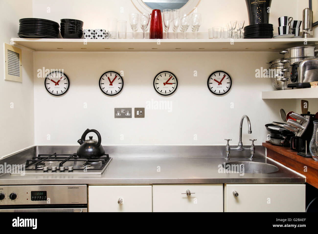 Casa di Foley, Maddox Street. Piccola cucina moderna con acciaio inossidabile countertops e apparecchi. Cucina contemporanea accessori e decorazioni. Foto Stock