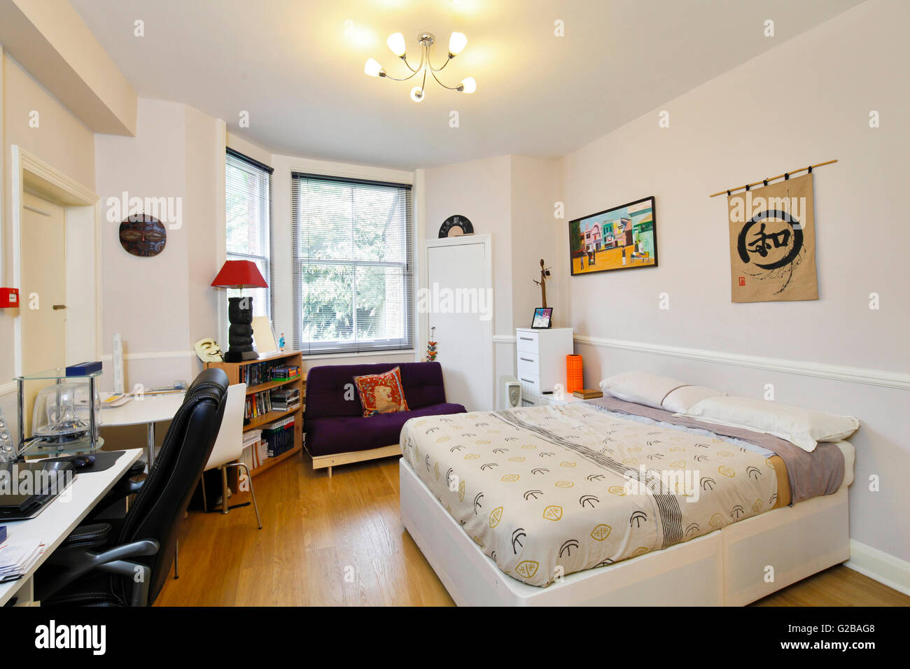 Inglewood Road, West Hampstead. Spaziosa camera da letto con scrivania e decorazioni contemporanee. Foto Stock