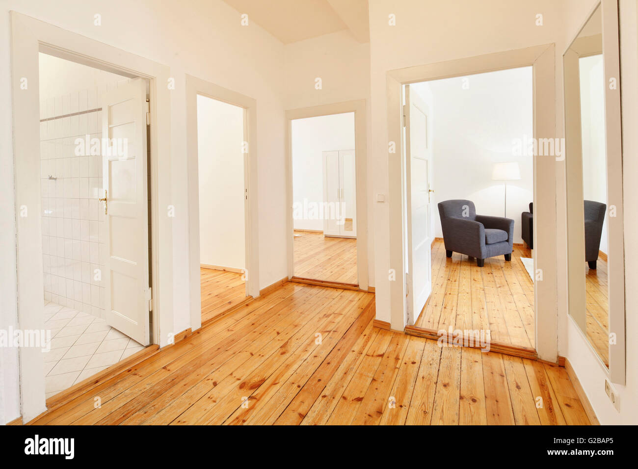 Wisbyer Strasse 59. Più porte aperte. Vista parziale di un soggiorno con una poltrona moderna. Foto Stock