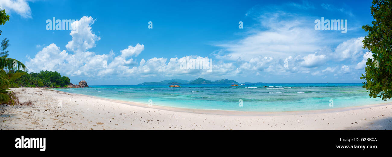 Vista panoramica di tropicale anse severe sulla spiaggia di La Digue Island alle Seychelles Foto Stock