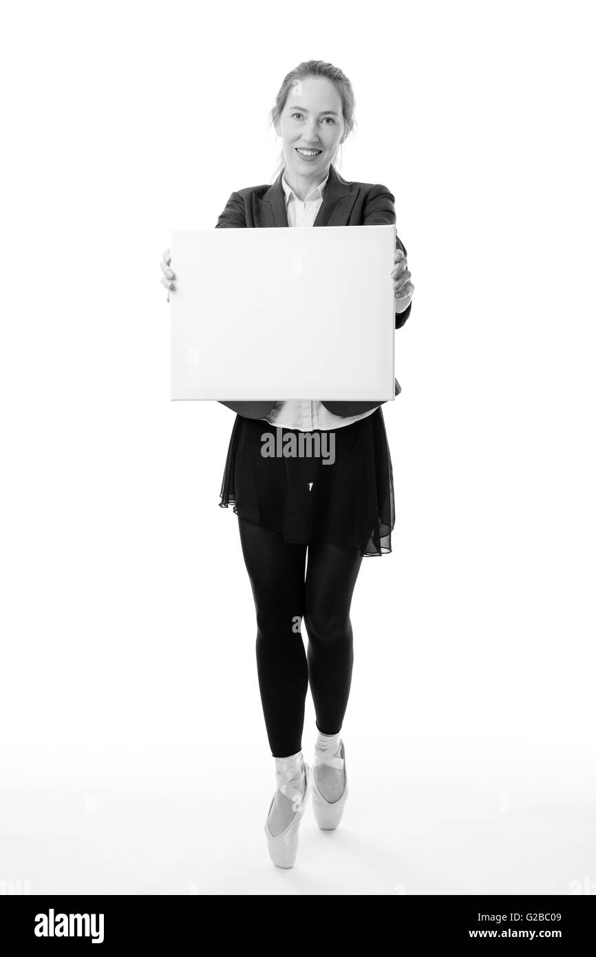 A piena lunghezza shot di una ballerina di business model, en pointe, tenendo una scheda vuota per un annuncio con copia spazio. isoalted su bianco Foto Stock