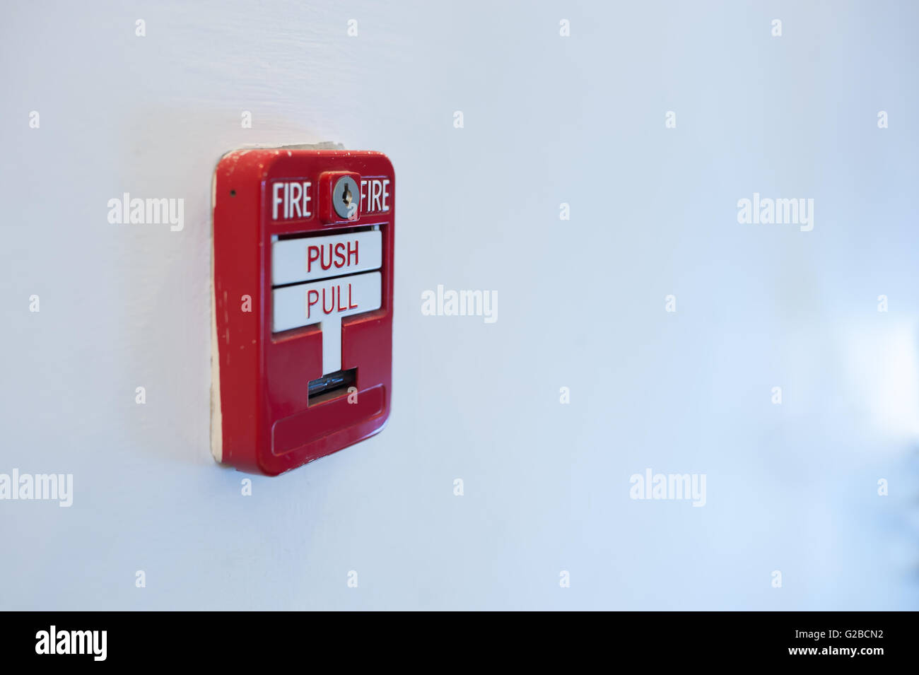 Un allarme incendio vicino al fuoco della porta . Foto Stock