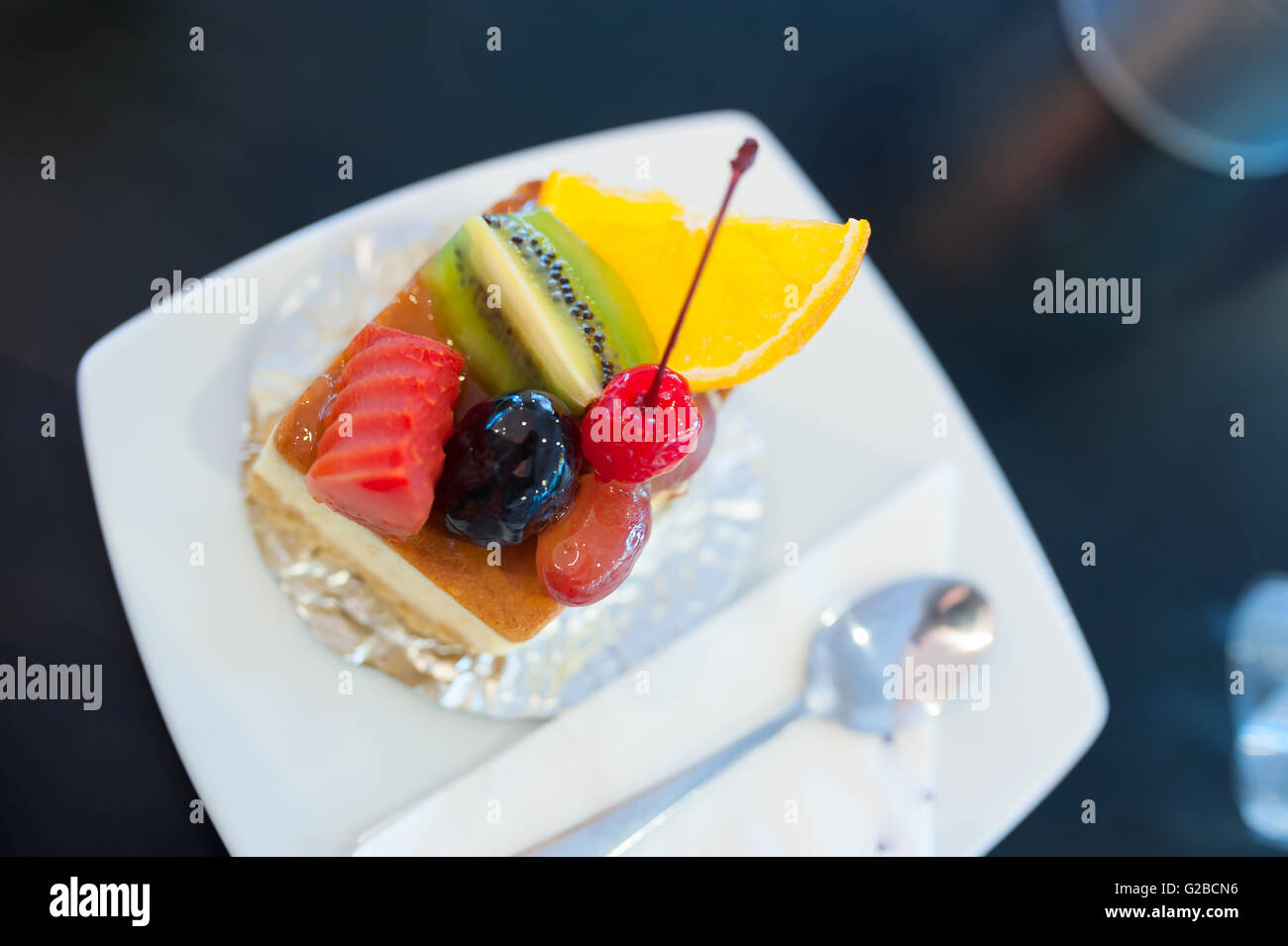 Una torta di frutta in luce morbida . Foto Stock