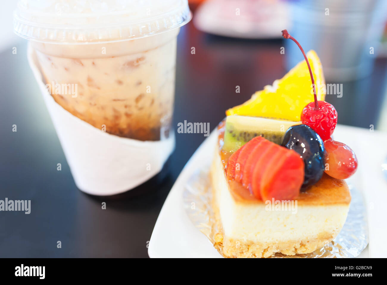 Una torta di frutta in luce morbida . Foto Stock