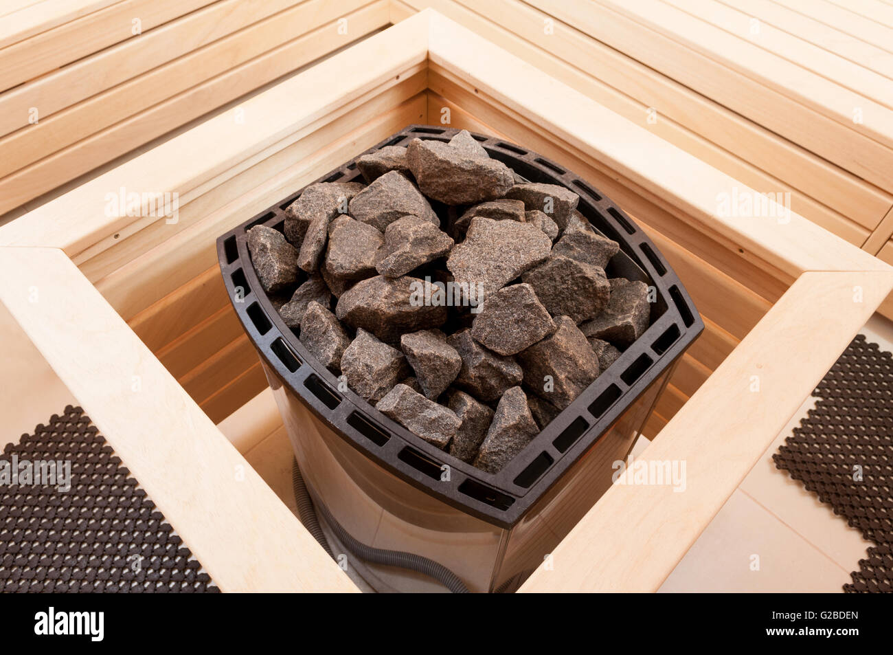 Close-up di granito grigio pietre in forno a sauna per la produzione di vapore Foto Stock