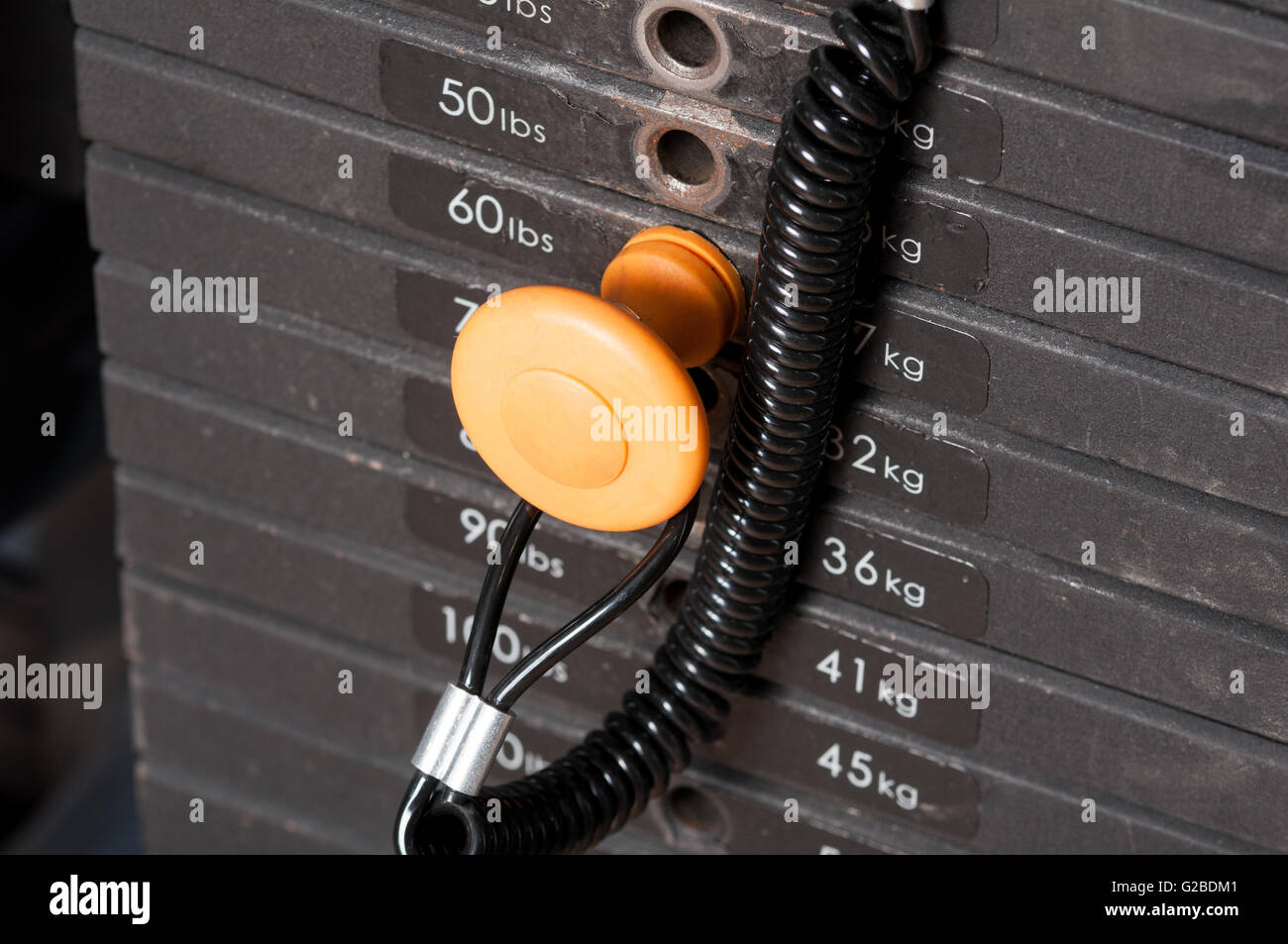 Close-up del pacco pesi di metallo in attrezzature da palestra come  concetto di bodybuilding Foto stock - Alamy