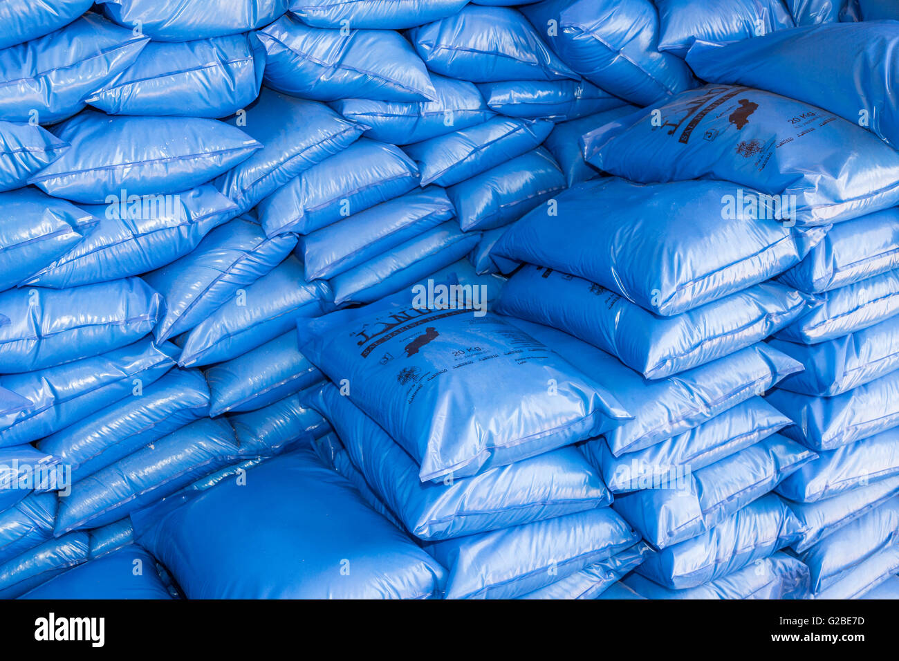 Sacchetti di sale pranzo in blu di sacchetti di plastica a saline, Janubio, Lanzarote, Isole Canarie, Spagna Foto Stock