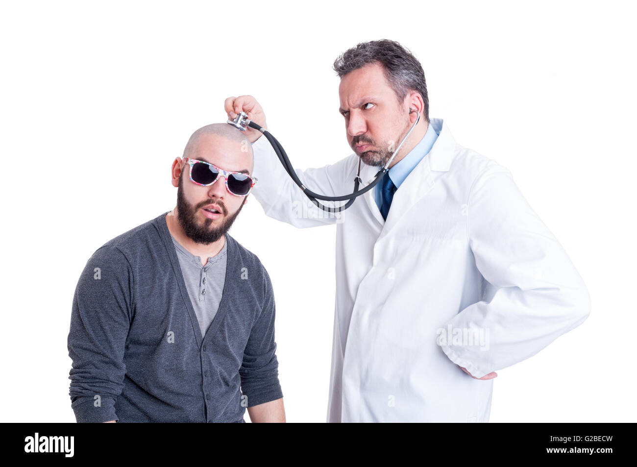 Medico di sesso maschile di avvalersi della consulenza di un pazzo paziente con uno stetoscopio isolati su sfondo bianco Foto Stock