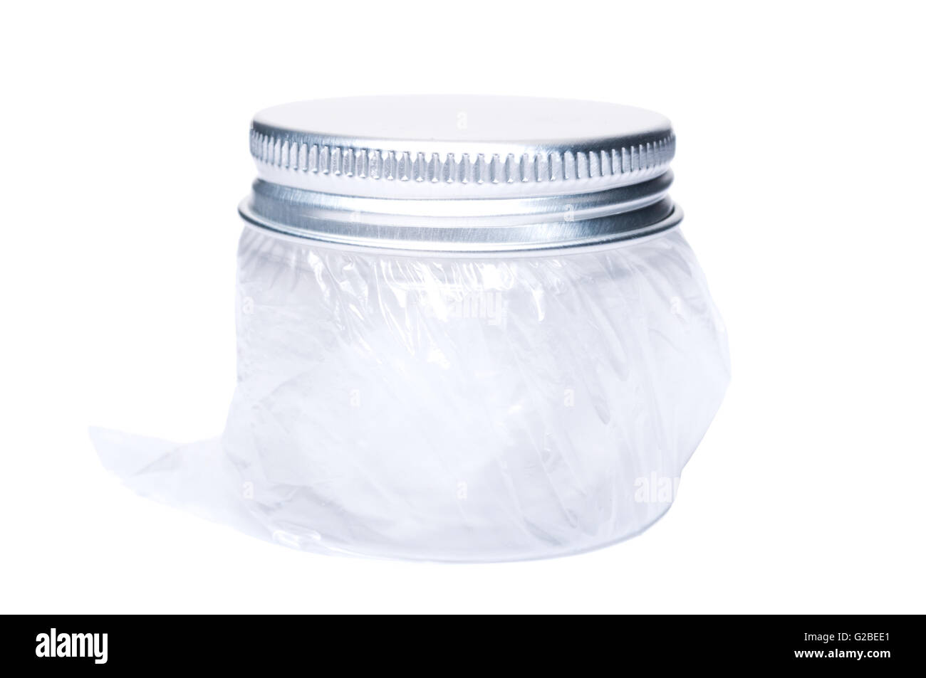 Di medie dimensioni vaso in plastica con coperchio di alluminio o coperchio isolato su sfondo bianco Foto Stock
